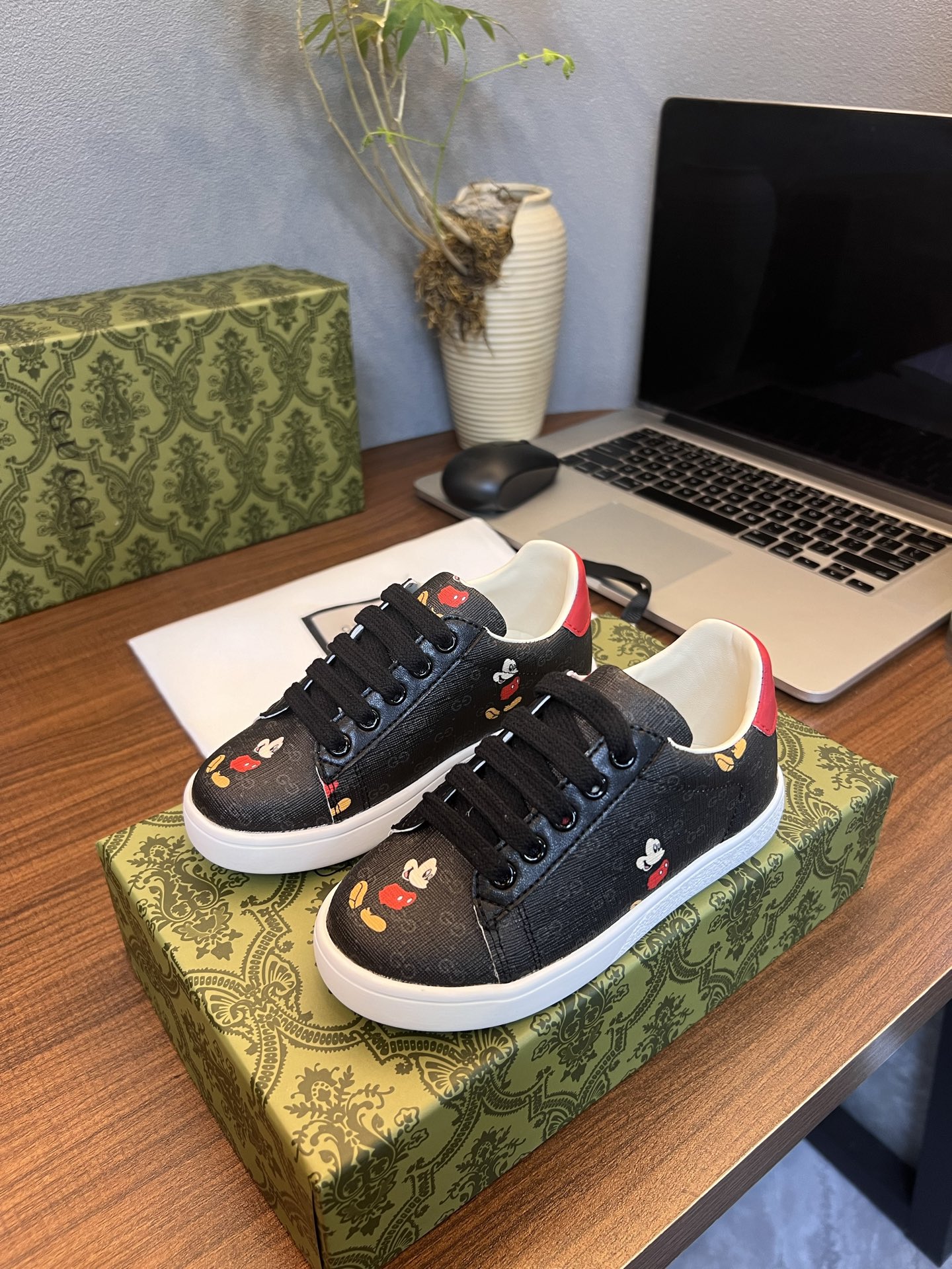 Children's shoes child